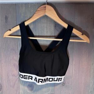 Under Armour Mid Crossback Sports Bra in black. Womens medium.